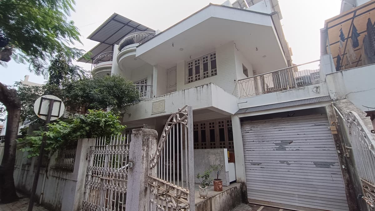 190 Sq.Yd. 6 BHK Fully Furnished for sale in Athwa, Surat. in Bhatar